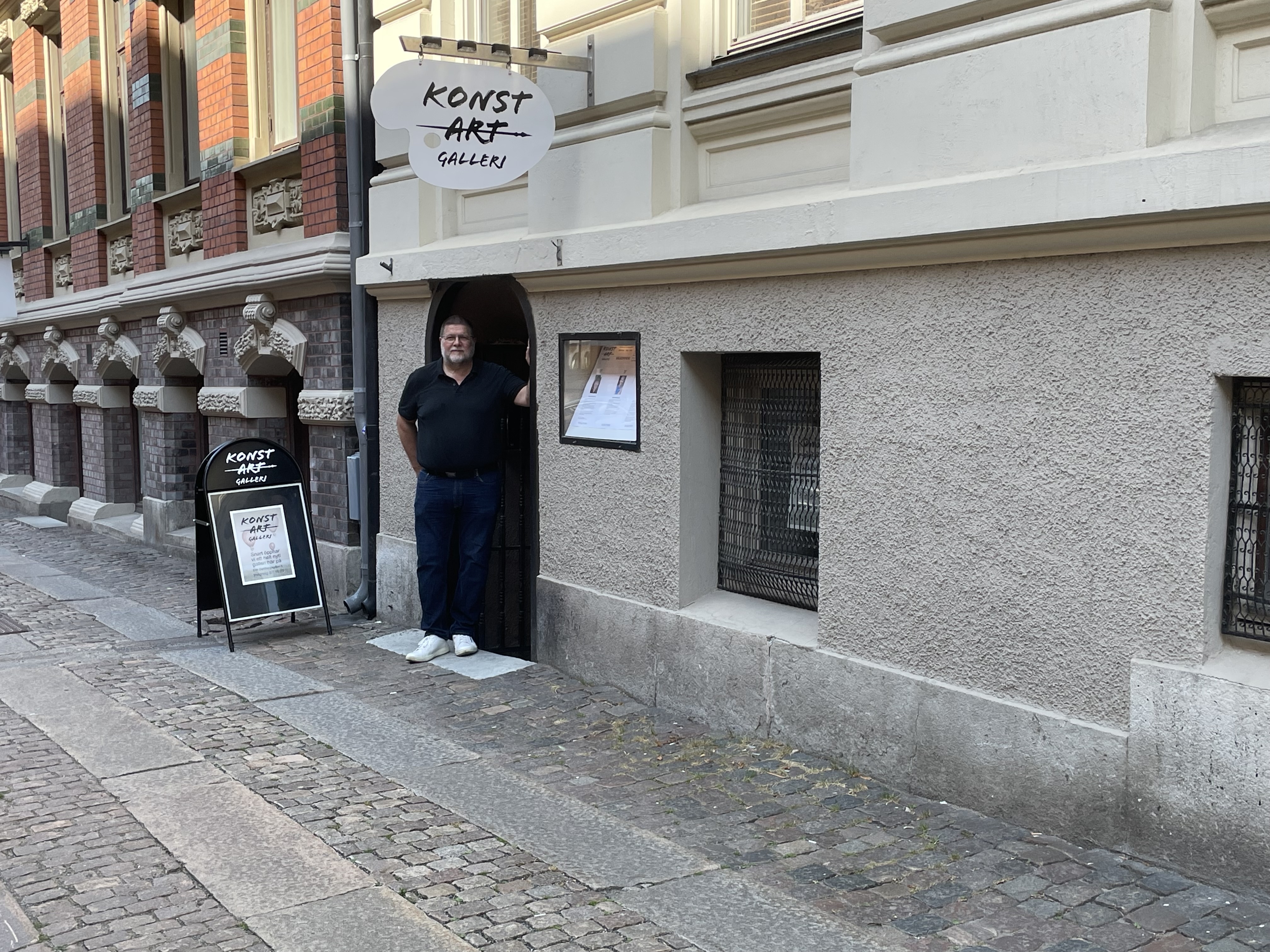 Jan Öberg i galleriets entré